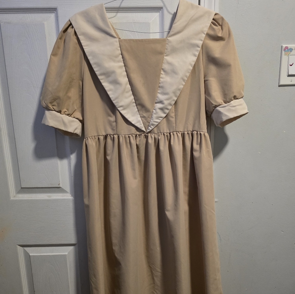 Vintage Style Tan Dress with Cream Collar